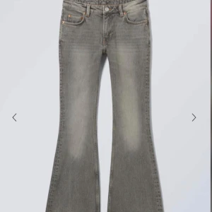 Grå bootcut jeans med utsvängda ben - Helt oanvända jeans från weekday i storlek 25/34. Köpte för tre månader sedan men de kom aldrig till användning så därför säljer jag de🤍 nypris:499. Kontakta om du vill ha fler bilder 💕