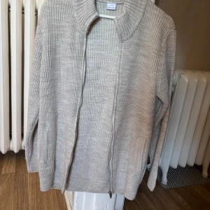  Stickad kofta från DeFacto - Säljer en stickad kofta från DeFacto med långärmad design