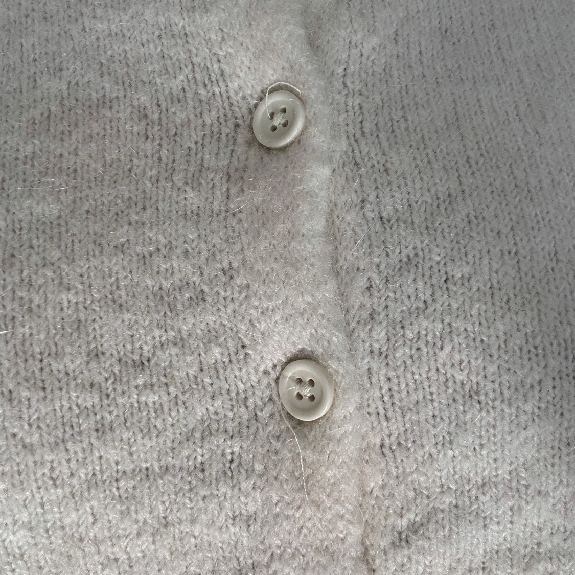 Krämvit stickad kofta med knappar - 2