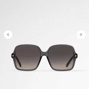 Svarta Louis Vuitton solglasögon - Snygga solglasögon från Louis Vuitton med fyrkantig form och svarta bågar i acetat. Glasen är mörktonade och har en grå gradient. Guldiga LV-detaljer och logotyp på skalmarna ger en lyxig vibe. Perfekt för dig som vill sticka ut med exklusiv stil.