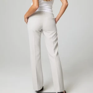 Ljusgrå kostymbyxor med raka ben - Snygga ljusgrå kostymbyxor med klassisk rak passform och pressveck framtill. Storlek 36!!❣️❣️❣️.