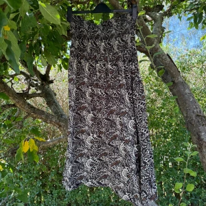 Svartvit långklänning från Lindex - Säljer en snygg långklänning från Lindex i storlek M. Men passar en L. Klänningen har ett svartvitt blommigt mönster med inslag av brunt och smock upptill. Den är axelbandslös och har en luftig, flowy passform som är perfekt för varma dagar. Mycket fint skick, jag hittar inga synliga anmärkningar eller defekter.