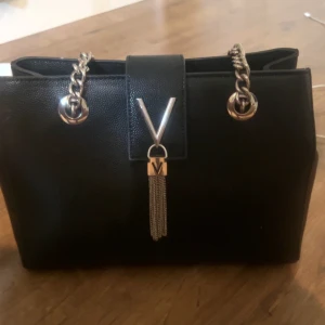 Valentino bags väska - Jättesnygg väska från valentino bags. Endast använd några gånger, köpt för 1295kr, säljer för 900