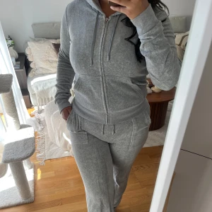 Grey Marl Juicy Couture dress - Set i storlek M, normal i storleken, färg Grey Marl. Långa i benen för en som har korta ben och 1,58m. Har använts två gånger och inte mer då de är för långa för mig. Se bild, men ungefär 10cm för långa på mig. Blivit lite smutsiga längst ner, men inget som syns.  Nypris 2500kr, pris går att diskutera vid snabb affär!