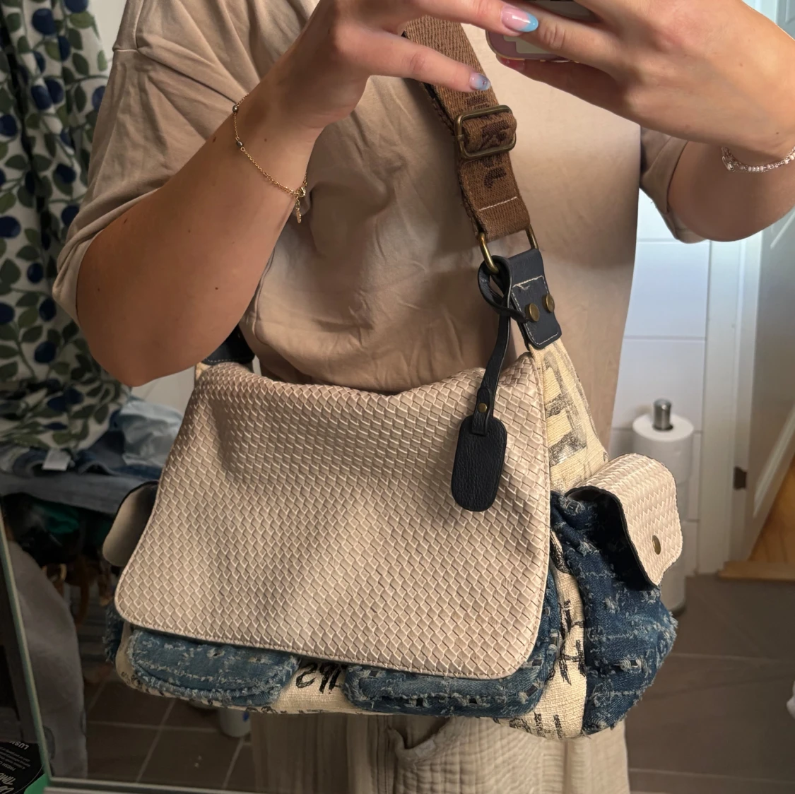 Beige och jeans axelväska med text