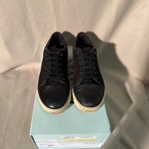 Lanvin skor  - Tjena! Säljer nu dessa lanvins i strl 42! Dom är i ett väldigt bra skick 8/10, dom är lite slitna på cap ton! Om ni undrar något är det bara att höra av sig!😀