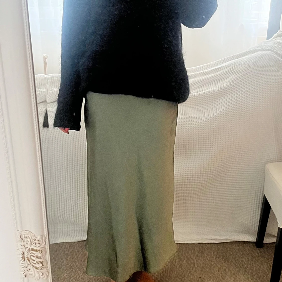 Olivgrön satinlångkjol