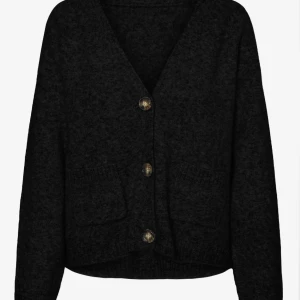 Cardigan vero Moda  - Jättefin cardigan från vero Moda storlek Xs, ny bara att prislappen är av! Säljer då den va för liten på mig. Nypris 449 mitt pris 300