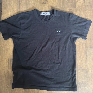 CDG T-shirt - Snygg T-shirt från COMME des GARÇONS. Tröjan är i väldigt bra skick. Tveka inte på att höra av dig om du har några frågor eller funderingar!