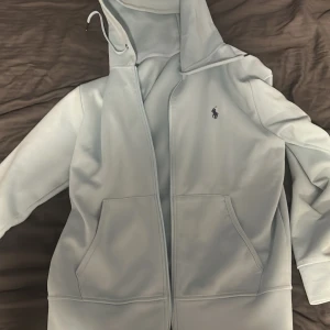Ljusblå hoodie från Polo Ralph Lauren - Passar S/M