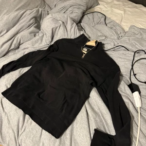 Svart Halfzip tröja Jack and Jones storlek S - Säljer min Half zip tröja storlek S bra skick