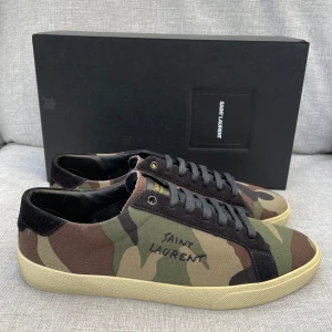 Saint Laurent skor nya - Hej! Säljer nu dessa sjukt snygga ysl skor. Skorna är i nyskick! Har allt og till skorna. Hör gärna av dig vid frågor 