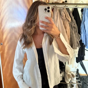 Vit linneskjorta från Gina Tricot - Vit linneskjorta i storlek XS, aldrig använd. 