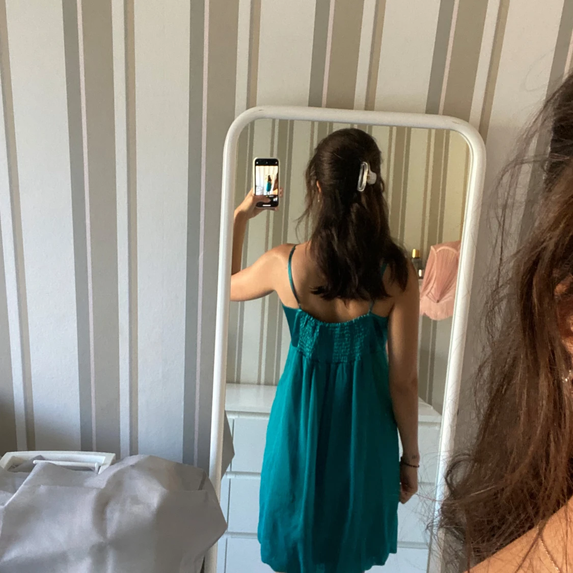 Turkos kortklänning med rosett från gina  - 2