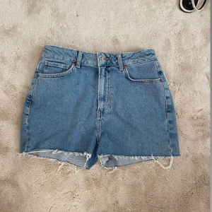 Jeans shorts - Super fina jeansshorts, dem är något längre i benen och lite midwaist🩷