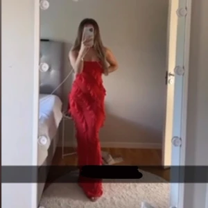 Röd långklänning med volanger Oh Polly - Jag säljer min klänning från Oh Polly med volanger och slits. Oanvänd då jag inte hittat tillfälle att ha den. Passar en S/M Nypris 920 kr