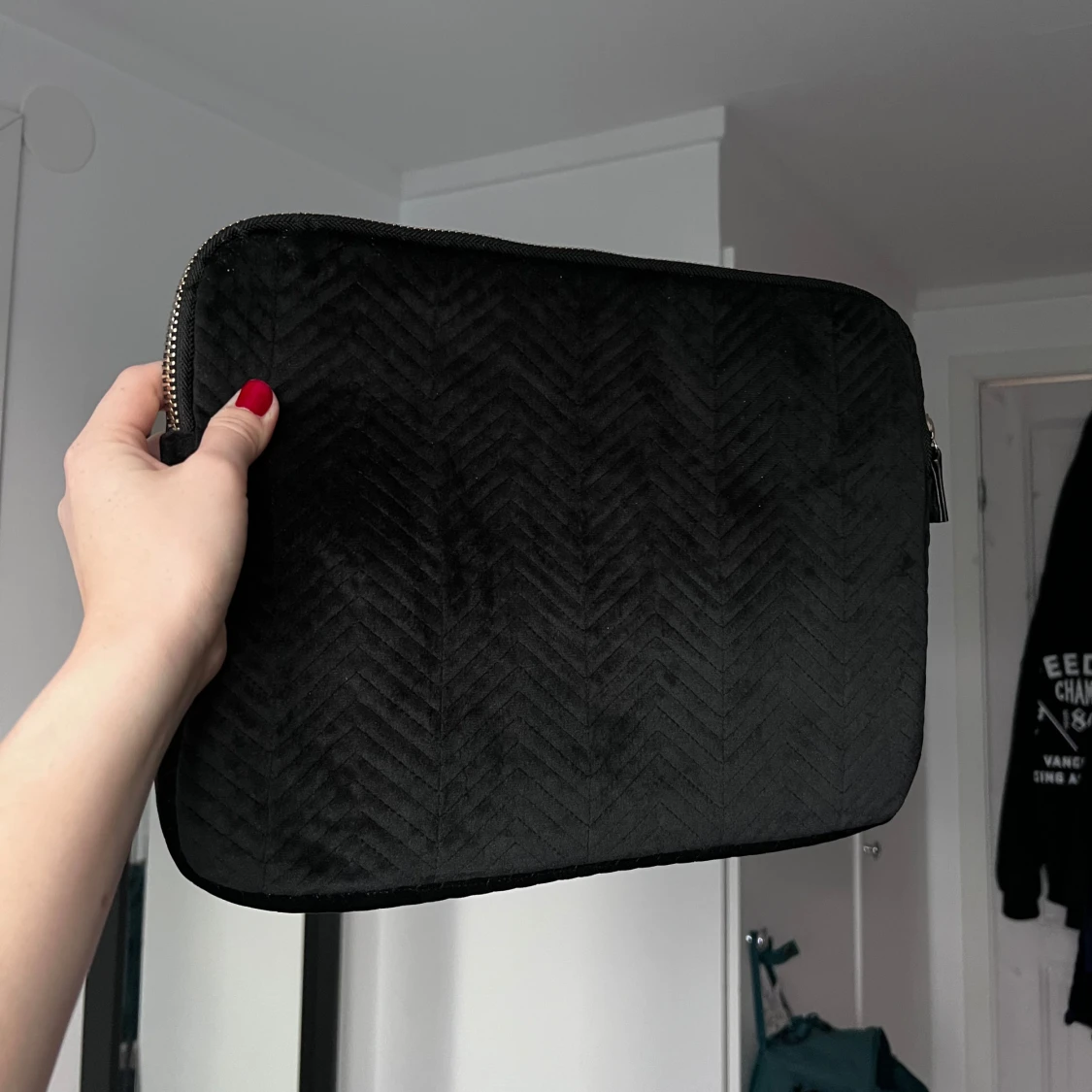 Svart quiltad datorväska med dragkedja