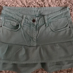 Jeanskjol / Volangkjol - Blå jeanskjol/ volang perfekt till sommaren, har själv sytt. Midjemåtet totalt är 78cm🩷