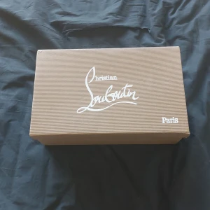 Vita Louboutin Skor. - Snygga, helt oanvända vita Louboutins. Pris kan alltid diskuteras.