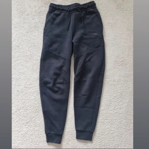 Nike tech fleece byxor - Svarta Nike Tech fleece byxor i nyskick , säljer pga att storlek ej passar mig 