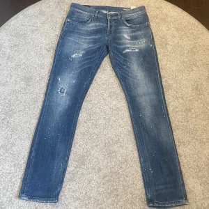 Dondup George Jeans - Tja! Säljer dessa sjukt snygga o väldigt unika Dondup George Jeansen! Storlek 34 ( sitter som 32 ) Skick 10/10 som helt nya!  Nypris: ca 3000 Säljer: för 1099