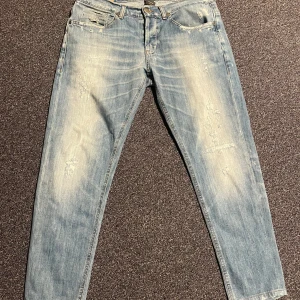 Ljusblåa Dondup jeans - Säljer ett par riktigt schyssta dondup George för de ej passar mig de är storlek 36 men vet inte riktigt storleken faktiskt men de är 41 cm bredd och 88 cm längd tyvärr för korta för mig men annars väldigt feta med de slitningar de har
