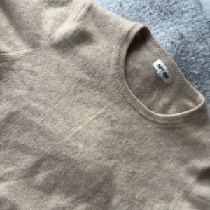 Soft goat thirt - Superfin t-shirt från soft goat som passar perfekt nu till sommarkvällar💕, nästan aldrig använd💕