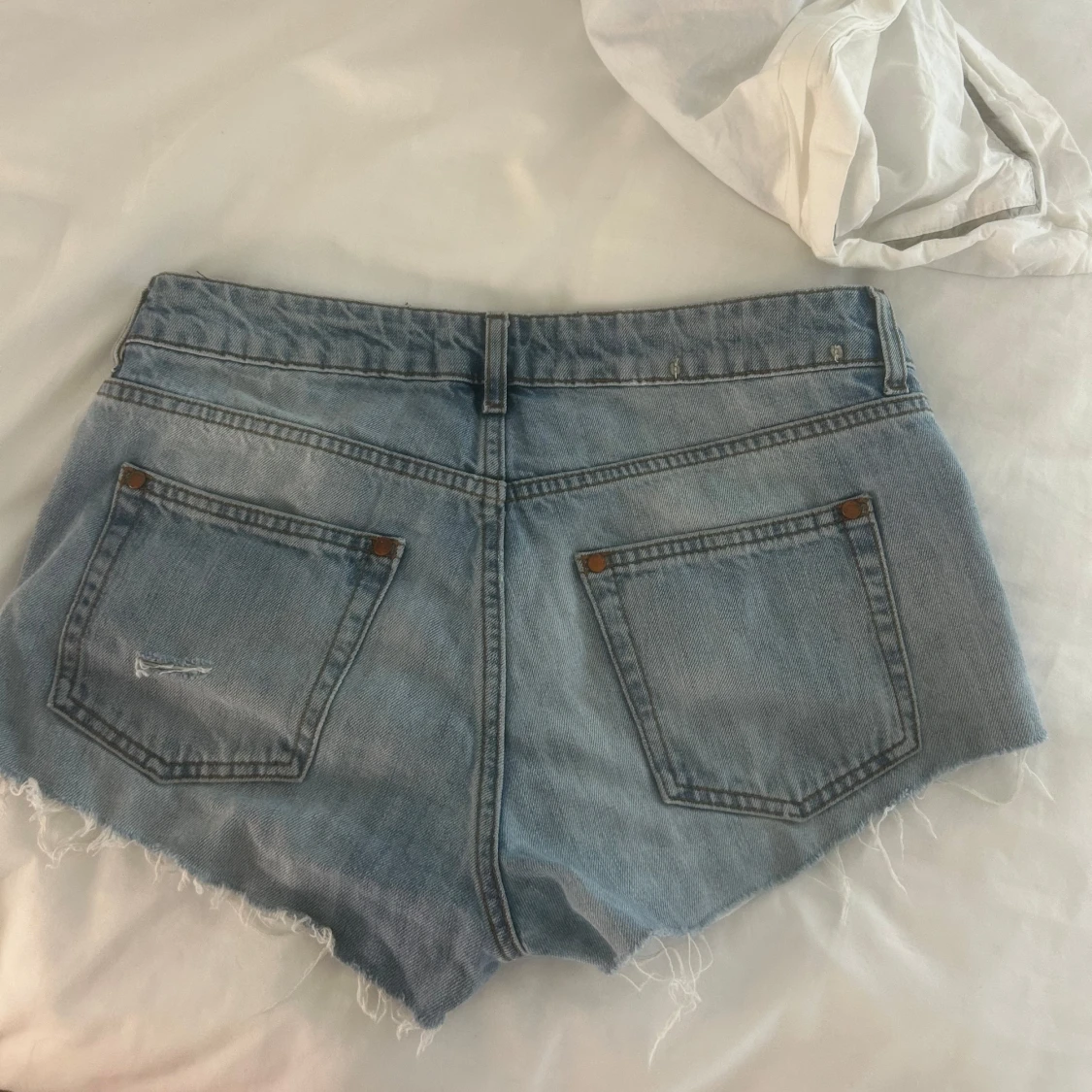 Ljusblå jeansshorts från CLOSEby DENIM - 3