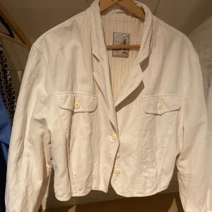 Vit blazer i linne - Snygg vit croppad blazer i linne