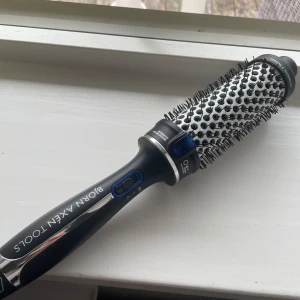 Björn Axén Tools varmluftsborste - Elektrisk varmluftsborste från Björn Axén Tools med svart och vit design. Perfekt för att styla och forma håret med volym och glans. Utrustad med sladd och två värmelägen. Jag säljer då mitt hår är för tjockt och tar för lång tid att styla. Jag har rengjort den och tagit bort hårstrån!