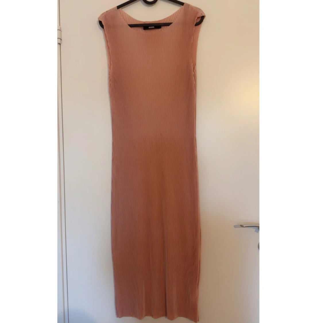 Lång ribbad klänning från Bik Bok - 1