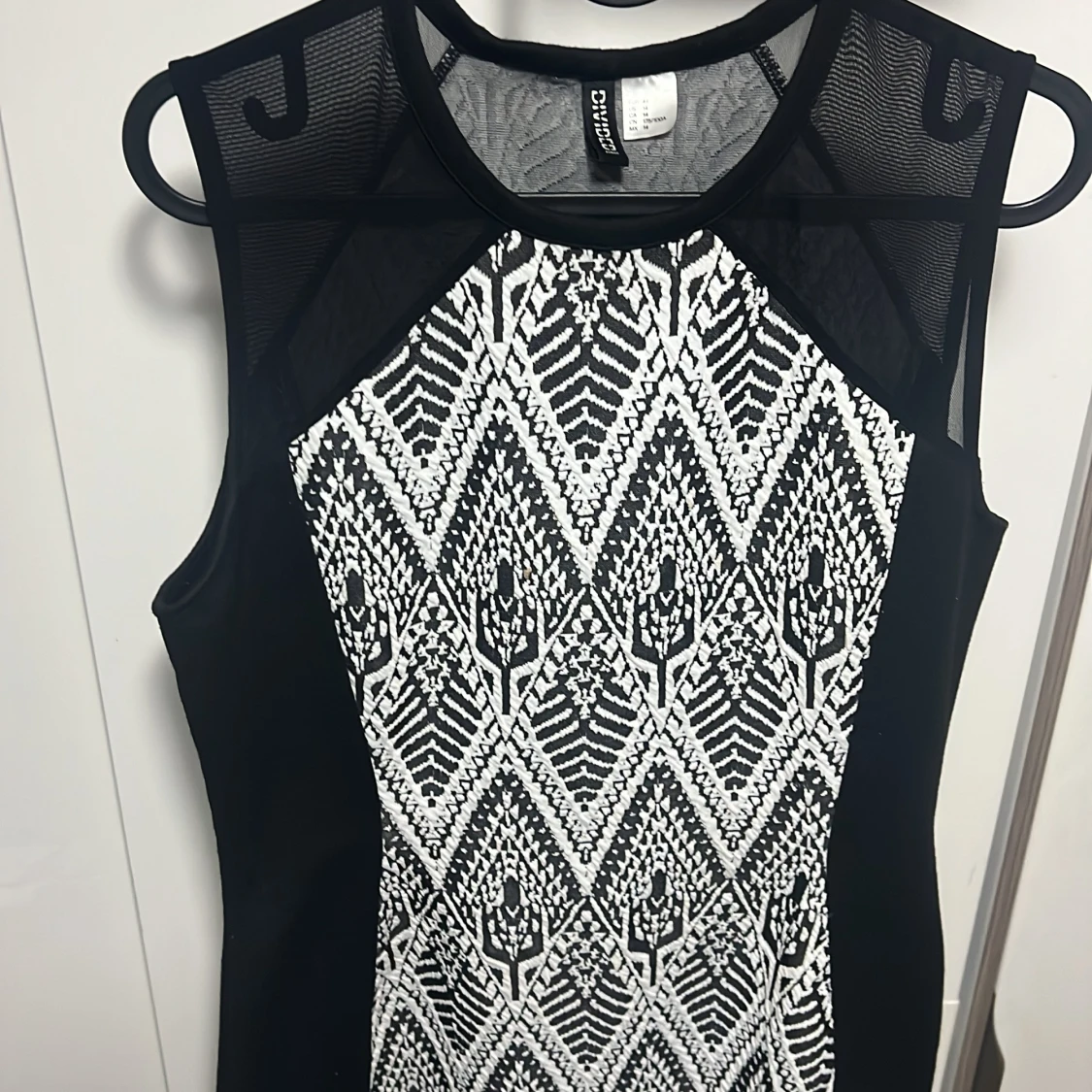 Svartvit mönstrad kort klänning Divided - 2