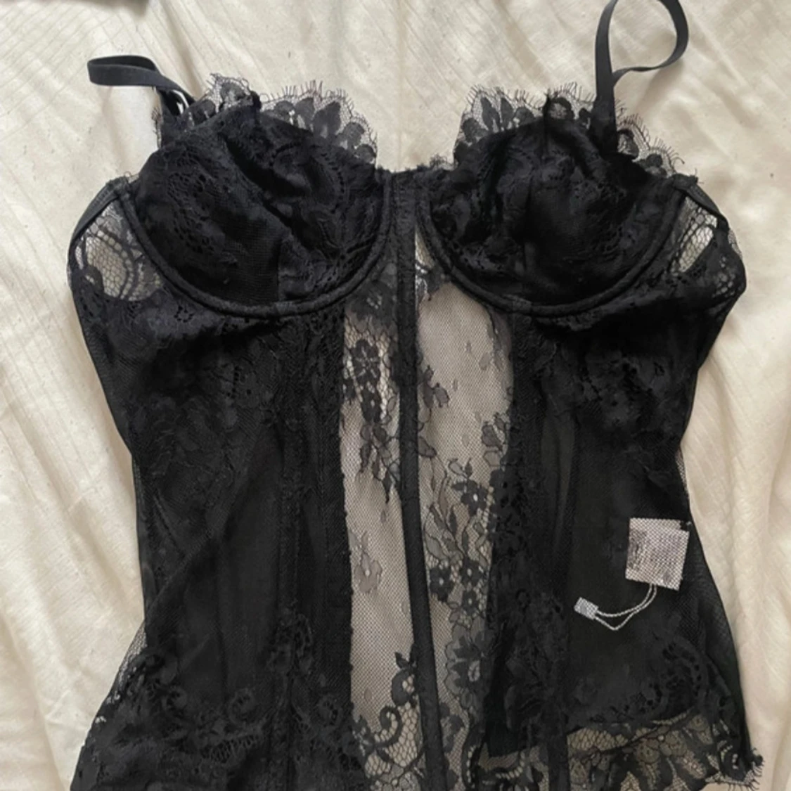 Svart spetsig korsett med tunna axelband