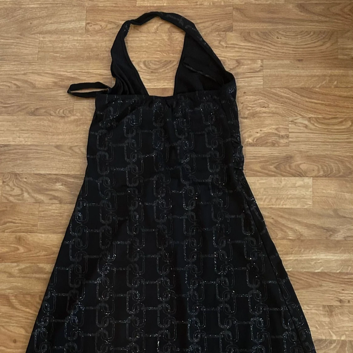 Svart viscosa glittrig långklänning med halterneck  - 1