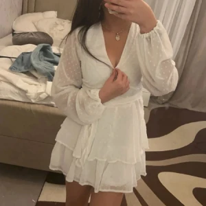 Vit klänning/byxdress - Säljer då den ej kommer till användning. Se sista bilden för veta mer. St Xs men passar även S, pris kan diskuteras💕