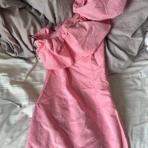 Rosa klänning - Säljer min söta rosa klänning från h&m som aldrig är använd! Den är i storlek xs💞
