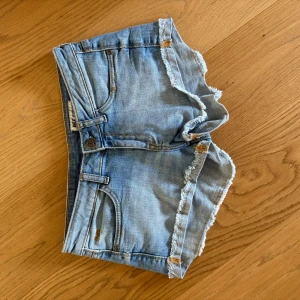 Ljusblå jeansshorts från Rifle - Snygga ljusblå jeansshorts från Rifle med fransiga kanter. Perfekta för varma dagar. Har en liten fläck på ena sidan men syns knappt, har inte märkt den förens nu.