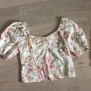 Blommig topp - Väldigt fin blommig linnen topp från hm☺️