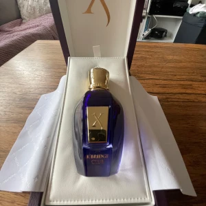 Xerjoff K'Bridge Club Eau de Parfum 50ml sprayad runt 6 spray  - Xerjoff Join the club ”k’bridge club” är en unisex parfym med ett gourmand tema. Parfymen öppnas med en fin ros doft som sedan torkar ner och blir mer av en caramell och vanilj doft men behåller fortfarande rosen i sig. Jag skulle mest rekommendera den här parfymen för kvinnor då den lutar lite mer mot det feminina hållet i min åsikt. Den funkar såklart jättebra för män också då den är utgiven som en unisex parfym.