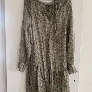 Klänning från Scotch & Soda, storlek S - Klänning från Scotch & Soda, storlek S. Medföljer ett band som har knutits i midjan (bandet ska egentligen sitta vid halsen på klänningen)