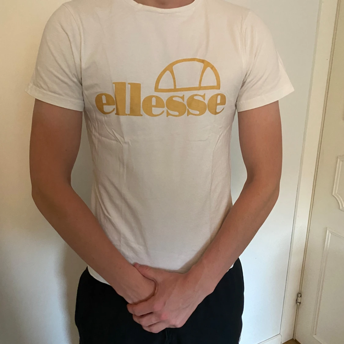 Vit t-shirt från Ellesse med logga