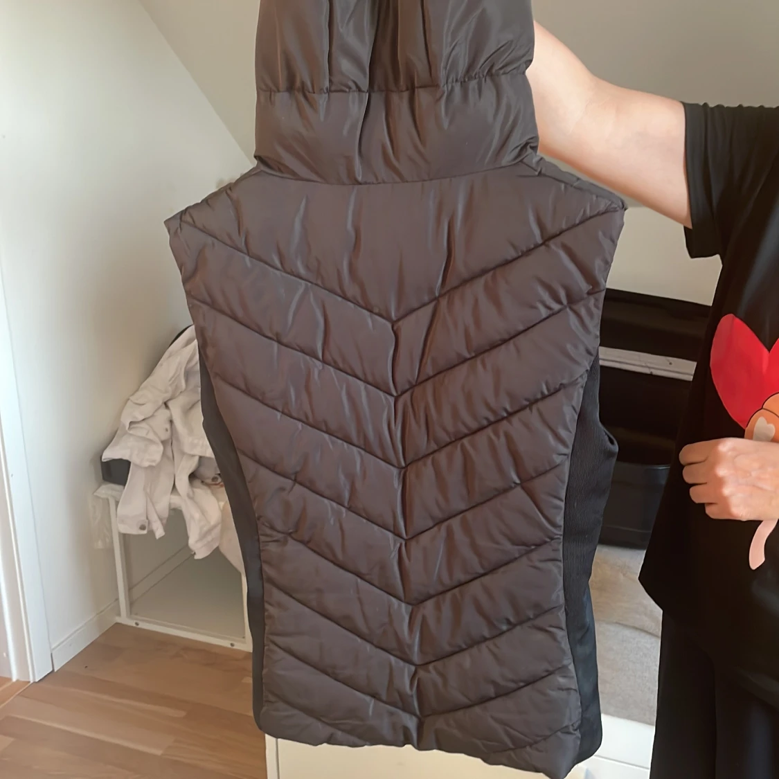 Svart dunväst från Zara, storlek L - 1