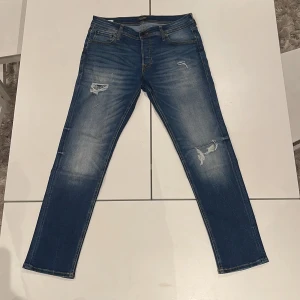 Jack n Jones jeans med hål - Hej, säljer mina Jack n Jones jeans med hål för att dom har blivit för korta på mig och jag är 1.87 Dom är inte för tighta. Skriv gärna om ni är intresserade.