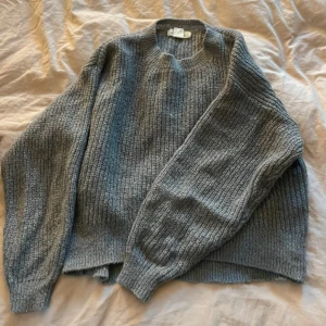 Grå stickad tröja från L.O.G.G. - Mysig grå stickad tröja från L.O.G.G. (hm) i storlek XS. Tröjan har en rak passform, ribbstickad struktur och rund halsringning. Perfekt för lager-på-lager och chill höst- eller vinterstil. Använt skick. 