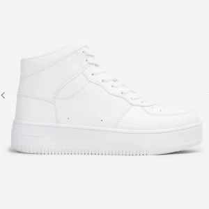 Helvita höga sneakers med platåsula - Vita sneakers från märket lejon superfina aldrig använda.