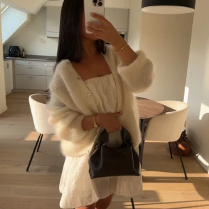 Mohair cardigan - Säljer nu min fina mohair cardigan från Designbysi, helt slutsåld på hemsidan. Storlek XS/S. Har använt den så varsamt, så är i bra skick dock finns ett litet hål på vänster bakre axel (sista bilden), men går nog att fixa lätt! Har fått supermycket komplimanger för denna kofta så passa på!!🫶🏽🫶🏽💌 denna finns uppe på min vinted också, FÖRST TILL KVARN
