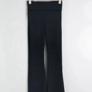 Yoga pants - Inprincip helt oanvända yogapants från Gina tricot storlek xs. Jätte fina men blev tyvärr direkt för korta för mig. Nypris 400kr. Skriv för privata bilder och mått. Pris går att diskutera.