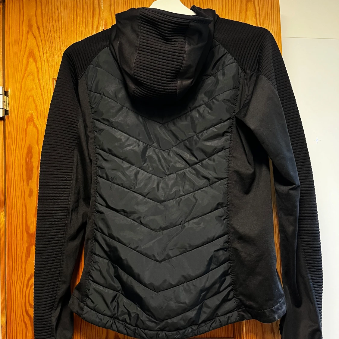 Svart quiltad pufferjacka med huva - 1