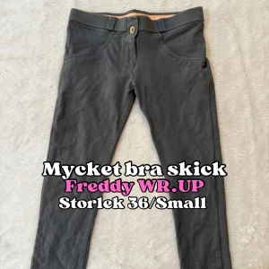 Freddy byxor wr.up Stl 36/Small - Jättefina grå Freddy wr.up byxor i storlek 36/Small. I mycket bra skick. 💕Skriv jättegärna ett omdöme efteråt. Snabb leverans. 🚚 