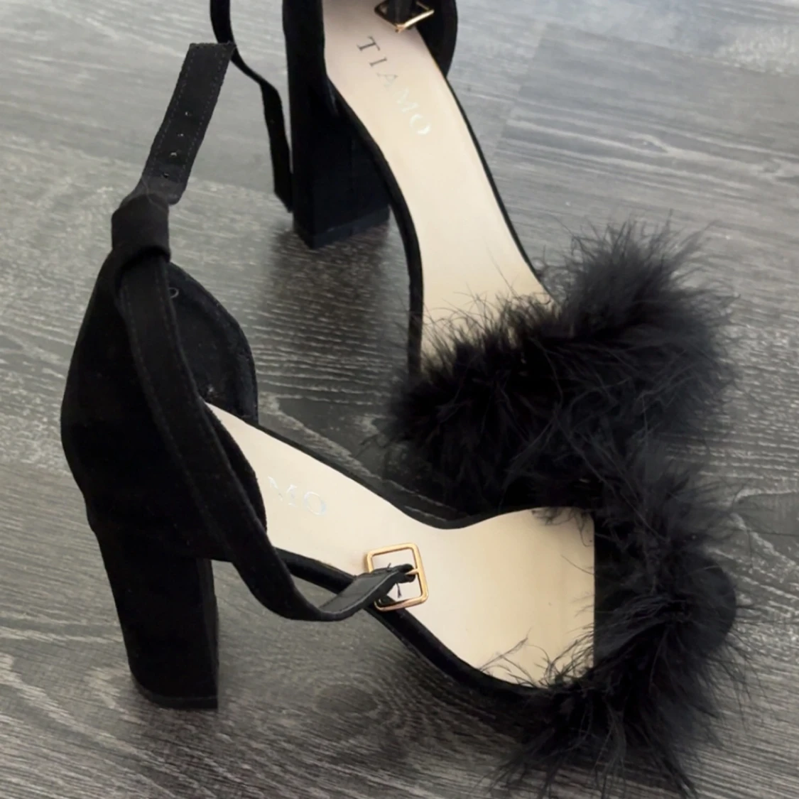 Svarta sandaler med fjädrar från Tiamo - 1